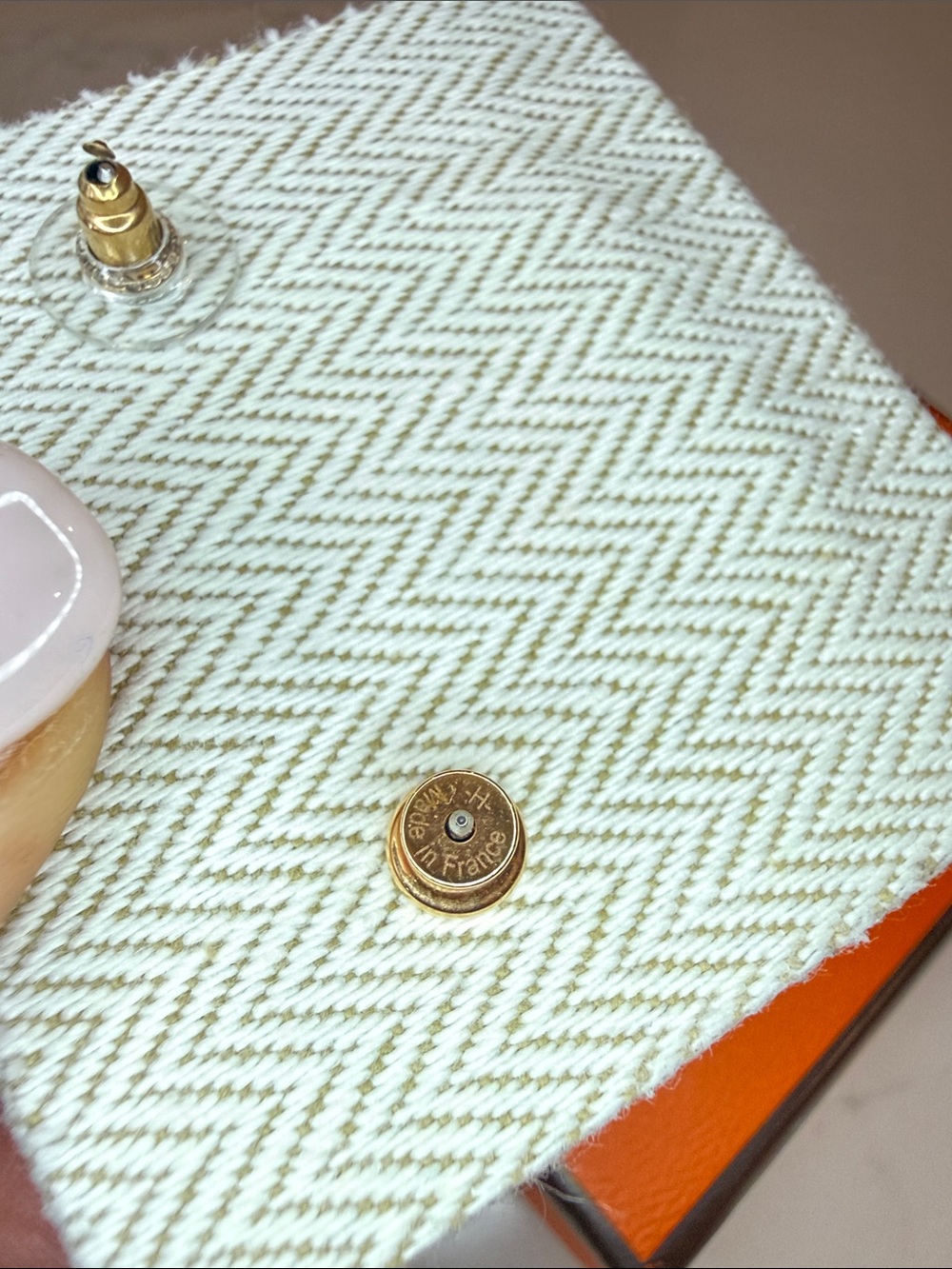 Hermes Mini Pop H Earrings, Marron Glacé and Yellow Gold - Picture 4 of 7